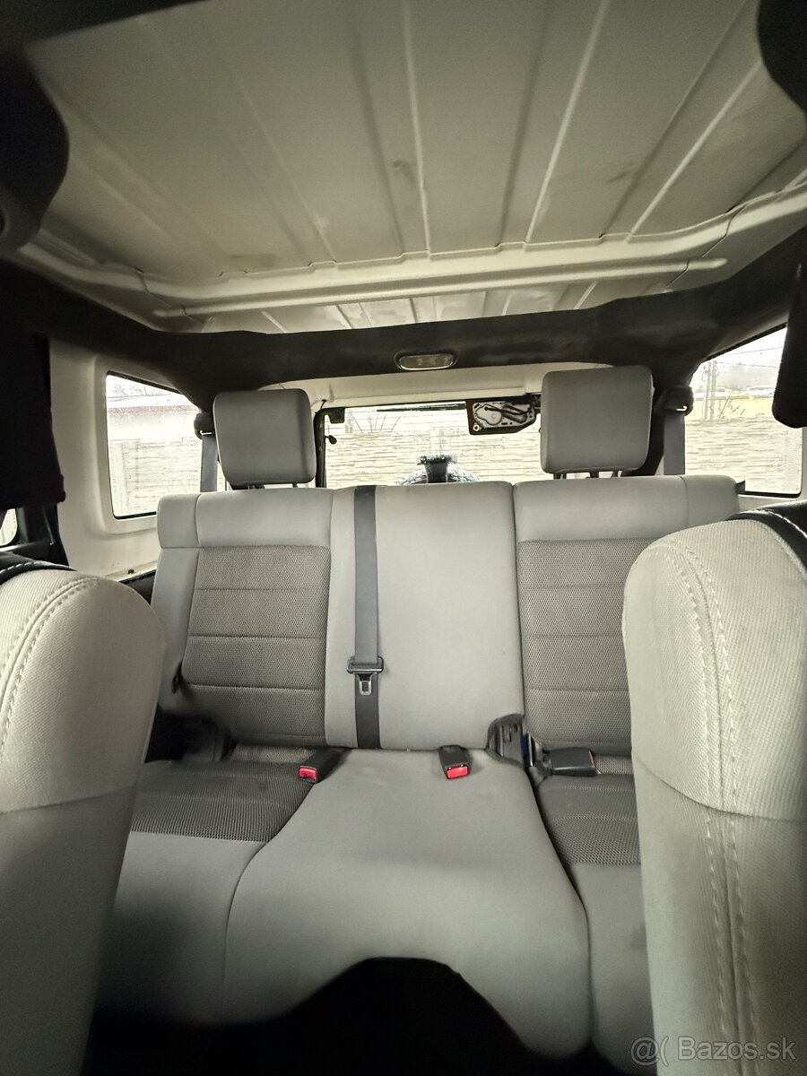 Jeep Wrangler Sahara - 14