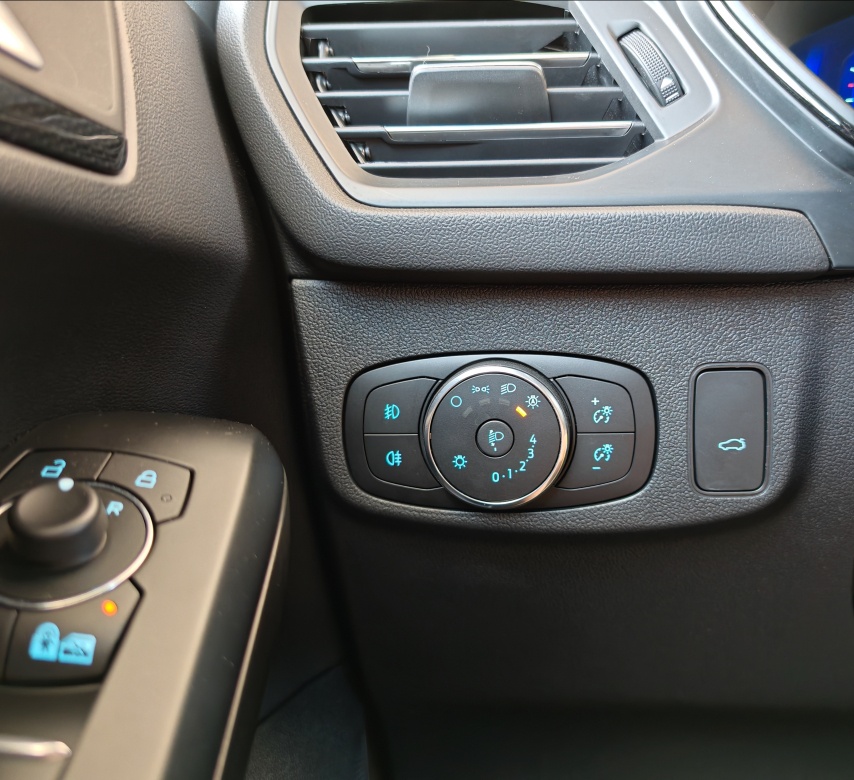 Ford Focus Kombi 1.5 TDCi EcoBlue ST-Line A/T//AJ NA SPLÁTKY - 14