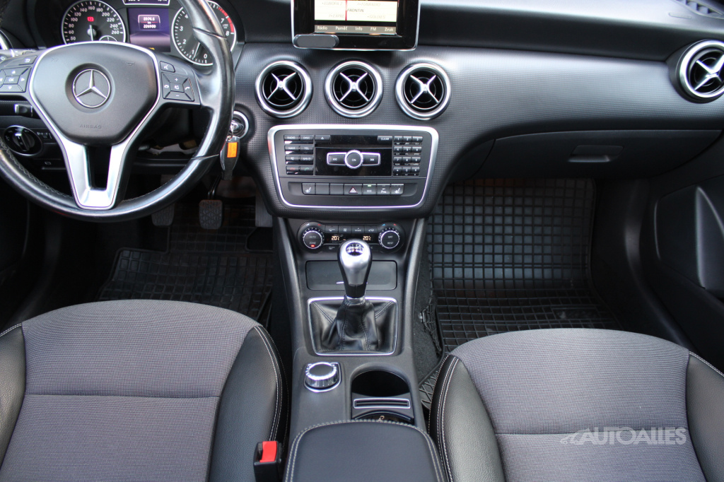 Mercedes-Benz A180 1,6 i 90 kW - 14