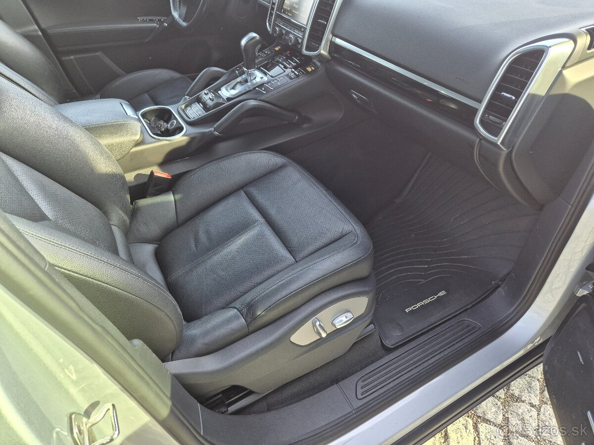 Porsche cayenne 3.0 TDI plná výbava - 14