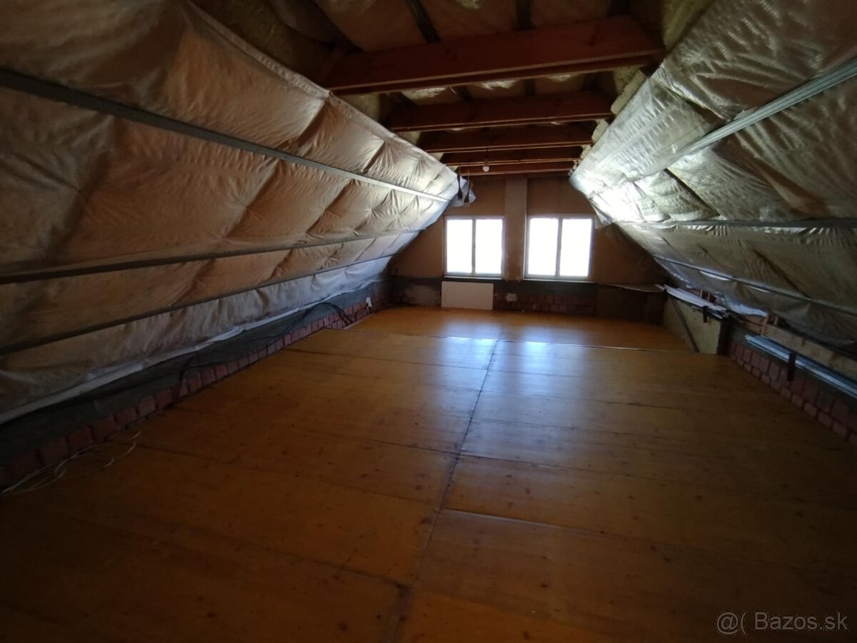 Pekný dom na slnečnom pozemku s bazénom a jazierkom - 14