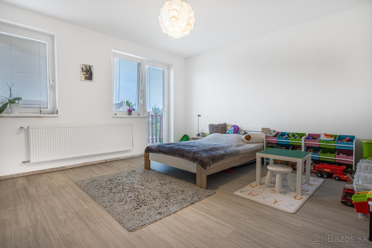 Na predaj 5 izbový poschodový rodinný dom s 2 garážou v Duna - 14