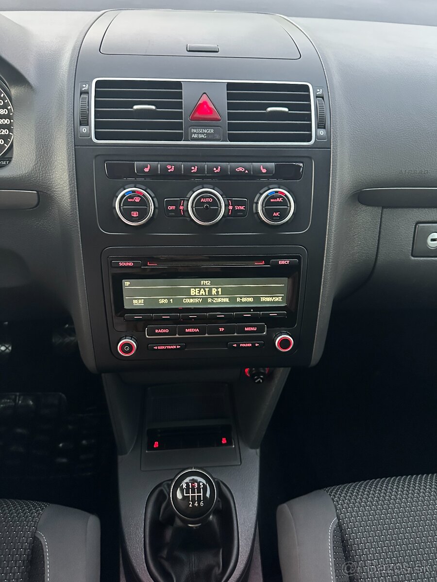 Volkswagen Touran 1.4 TSI Highline 7 miest + Ťažné - 14