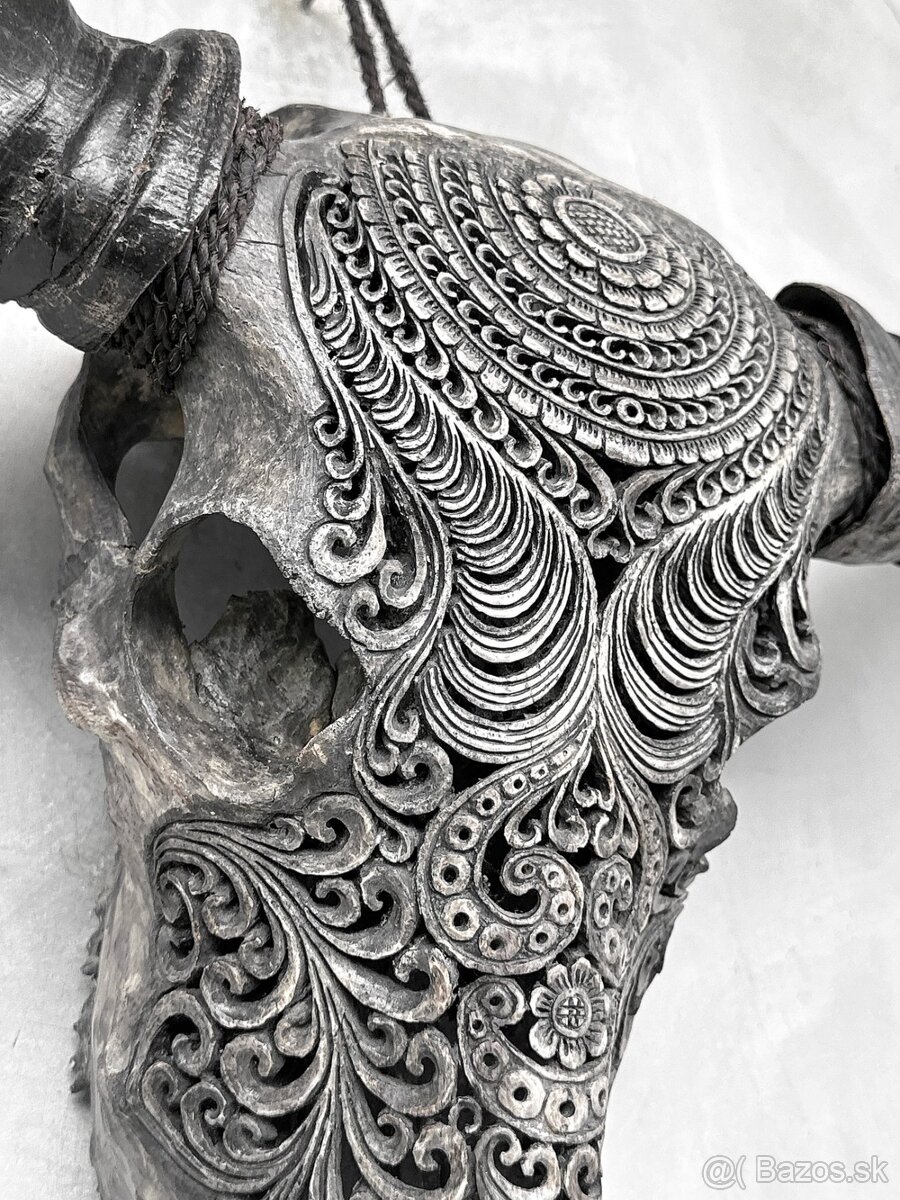 Obrovská šedá vyrezávaná lebka Vodného Bývola - motív Badong - 14
