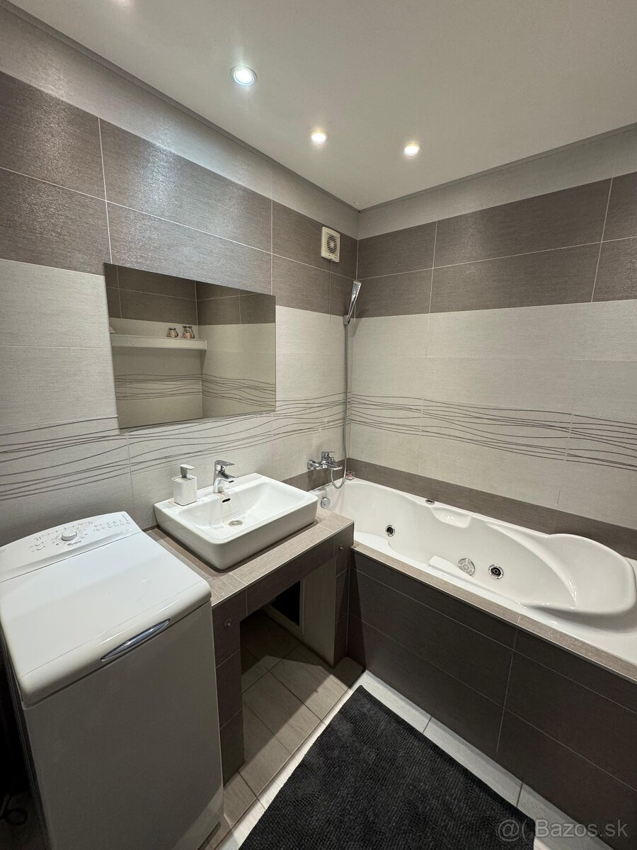 3-IZBOVÝ BYT S LOGGIOU S VÝHĽADOM NA MARTNSKÉ HOLE - 14