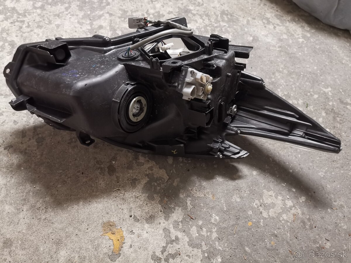 Predám na Toyotu Prius III 2013-2015 Ľavý Predný Bi LED svet - 14