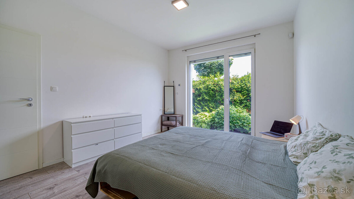 Príjemný 3-izbový byt s predzáhradkou a parkovaním TRI VODY - 14