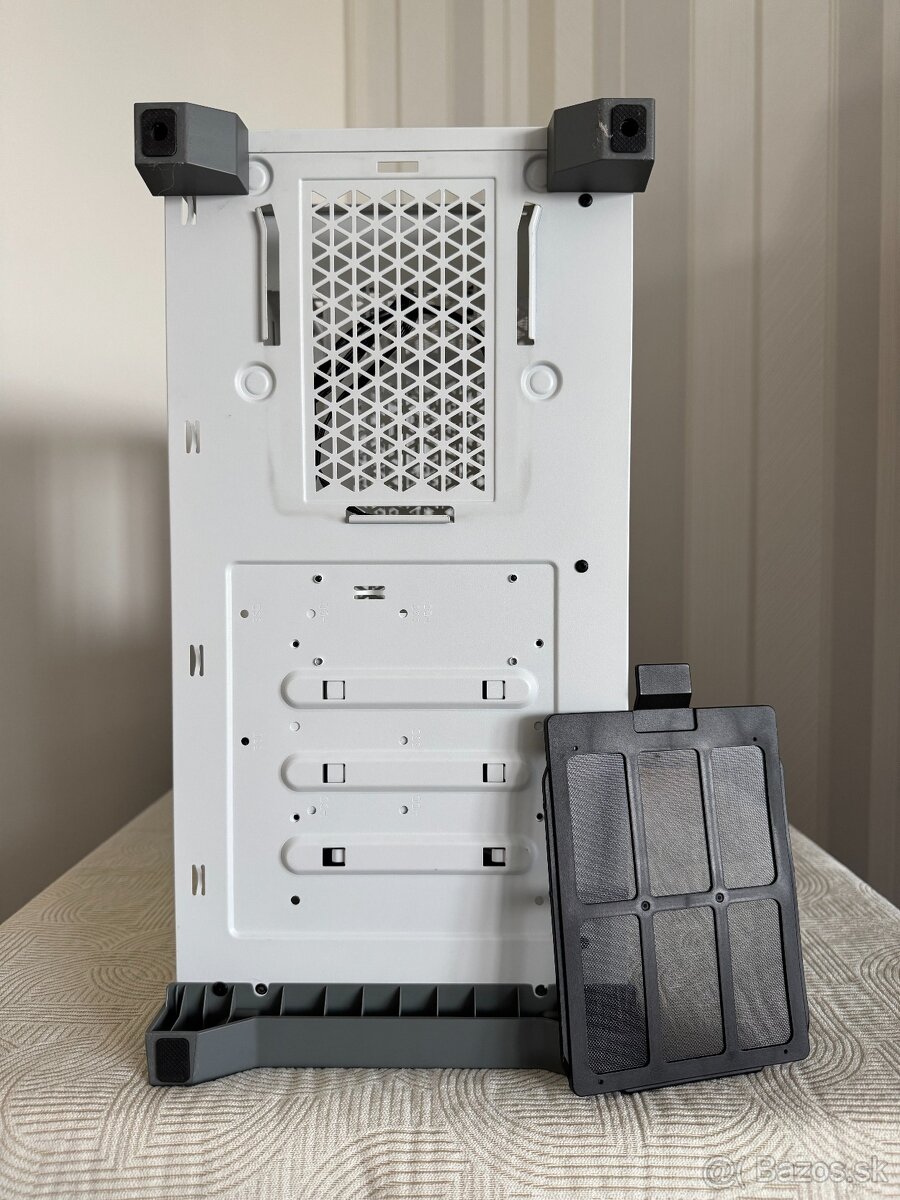 Predám PC skrinku Corsair iCUE 4000X RGB Biela - 14