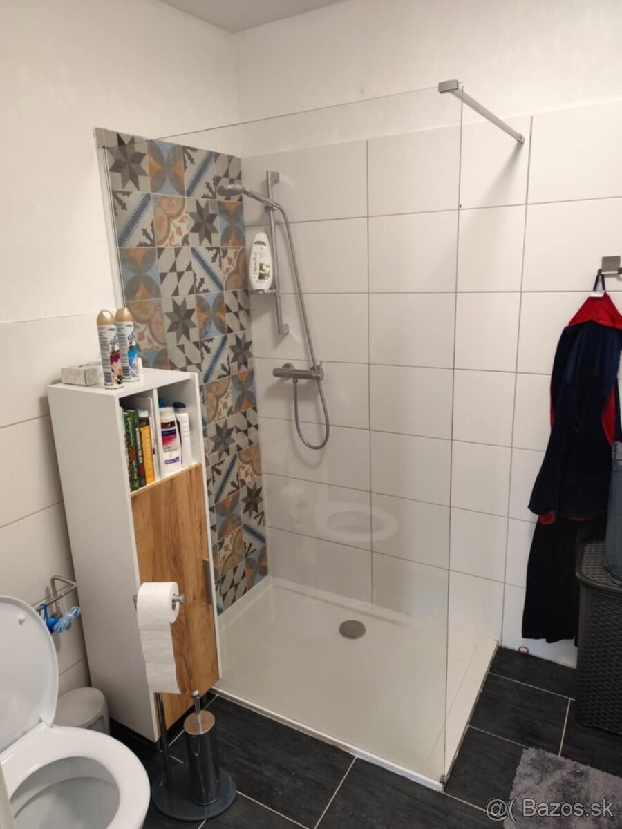 Zrekonštruovaný, zariadený rodinný dom s garážami vo Svodine - 14