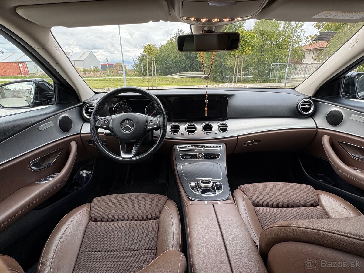 Mercedes-Benz E220d Sedan - 14