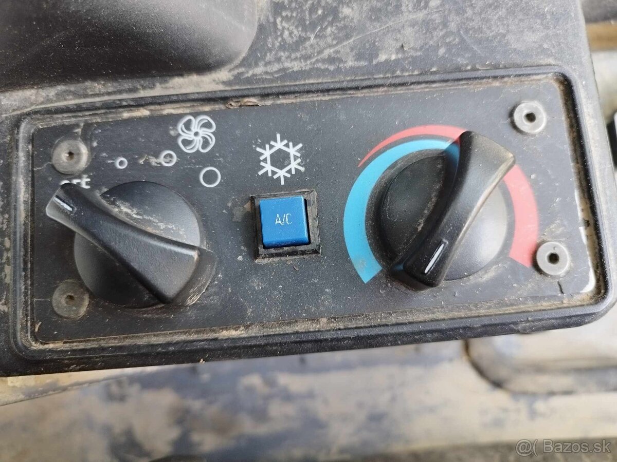 Pasovy nakladac Takeuchi TL230 s klimou, SPZ, High Flow. - 14