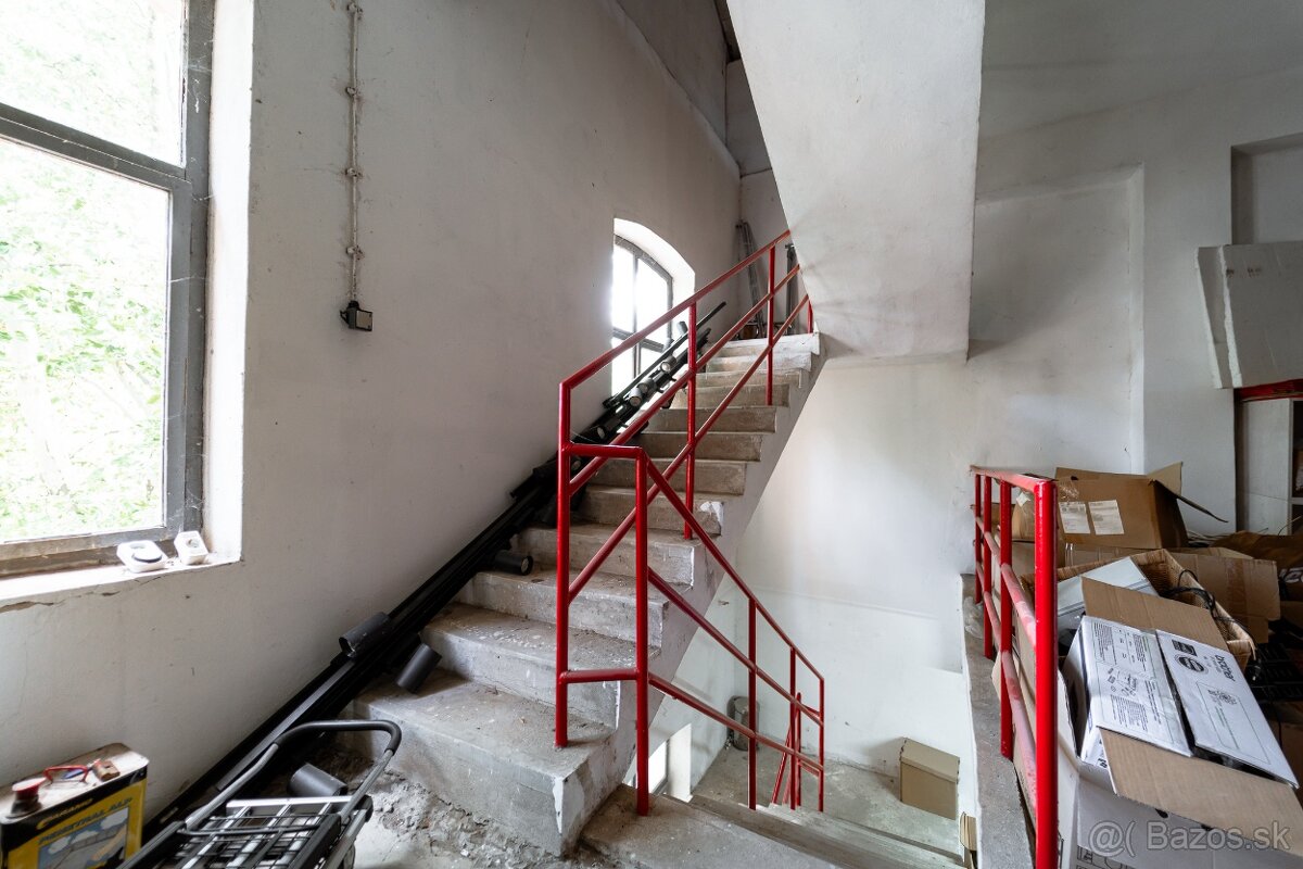 Ponúkame na predaj budovu / skladový priestor v Strážskom - 14