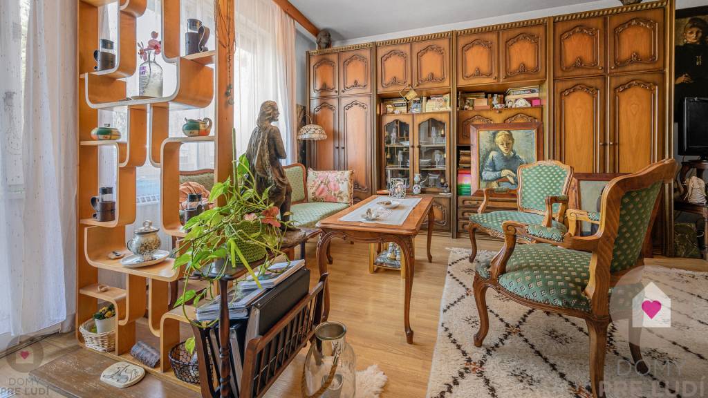 MA/ZOHOR - Rodinný dom s 2 bytovými jednotkami a 3 garážami - 14