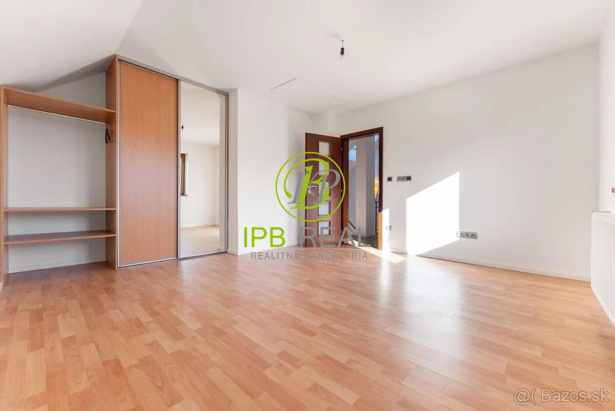 Priestranný rodinný dom s dvojgarážou v Malinove - 14