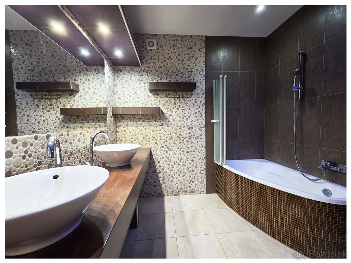 2 RODINNÉ DOMY / JEDEN POZEMOK / PREDAJ / ZVOLEN - 14