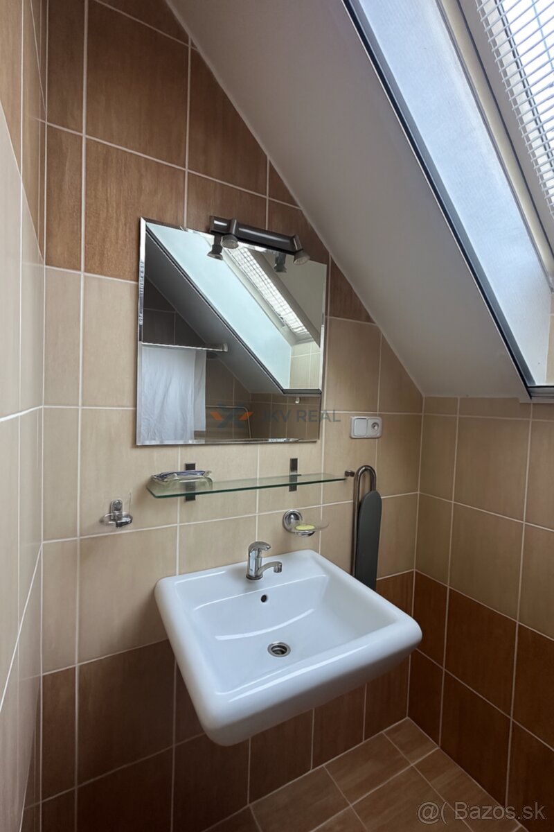 Na predaj poschodový rodinný dom s krásnou záhradkou - 14