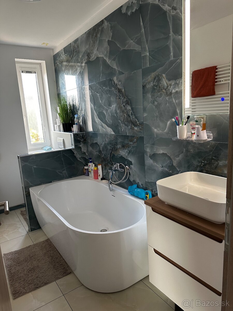 Rodinný dom s bazénom a hosťovským domom - 14