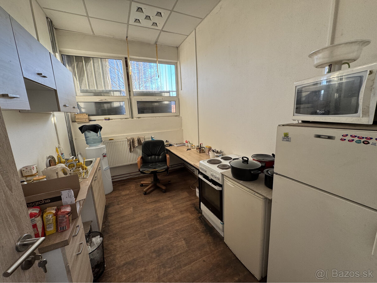 Prenájom skladového priestoru 1070 m² v meste Bratislava - 14