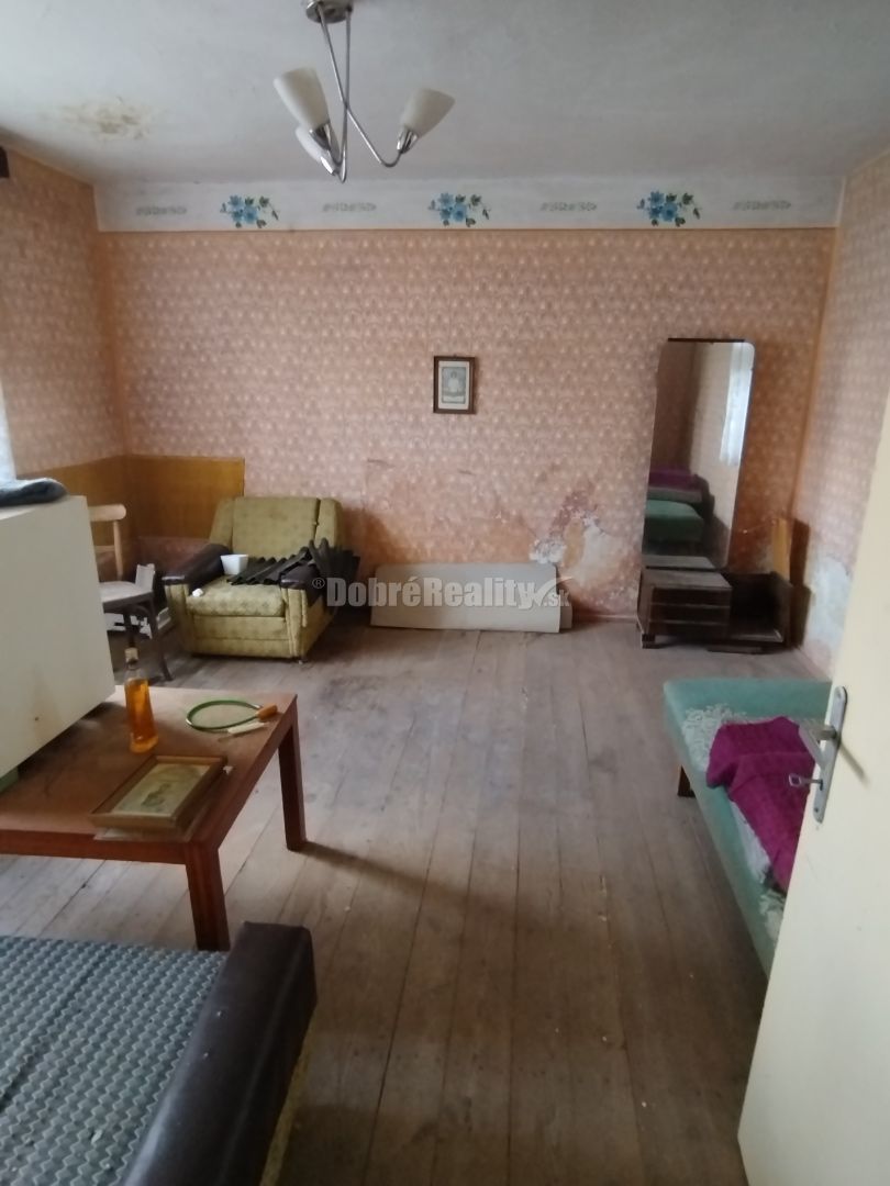 Veľký stavebný pozemok s rodinným domom v tichom prostredí . - 14