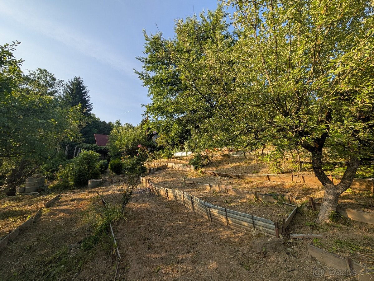 Murovaná chatka so záhradou - 14