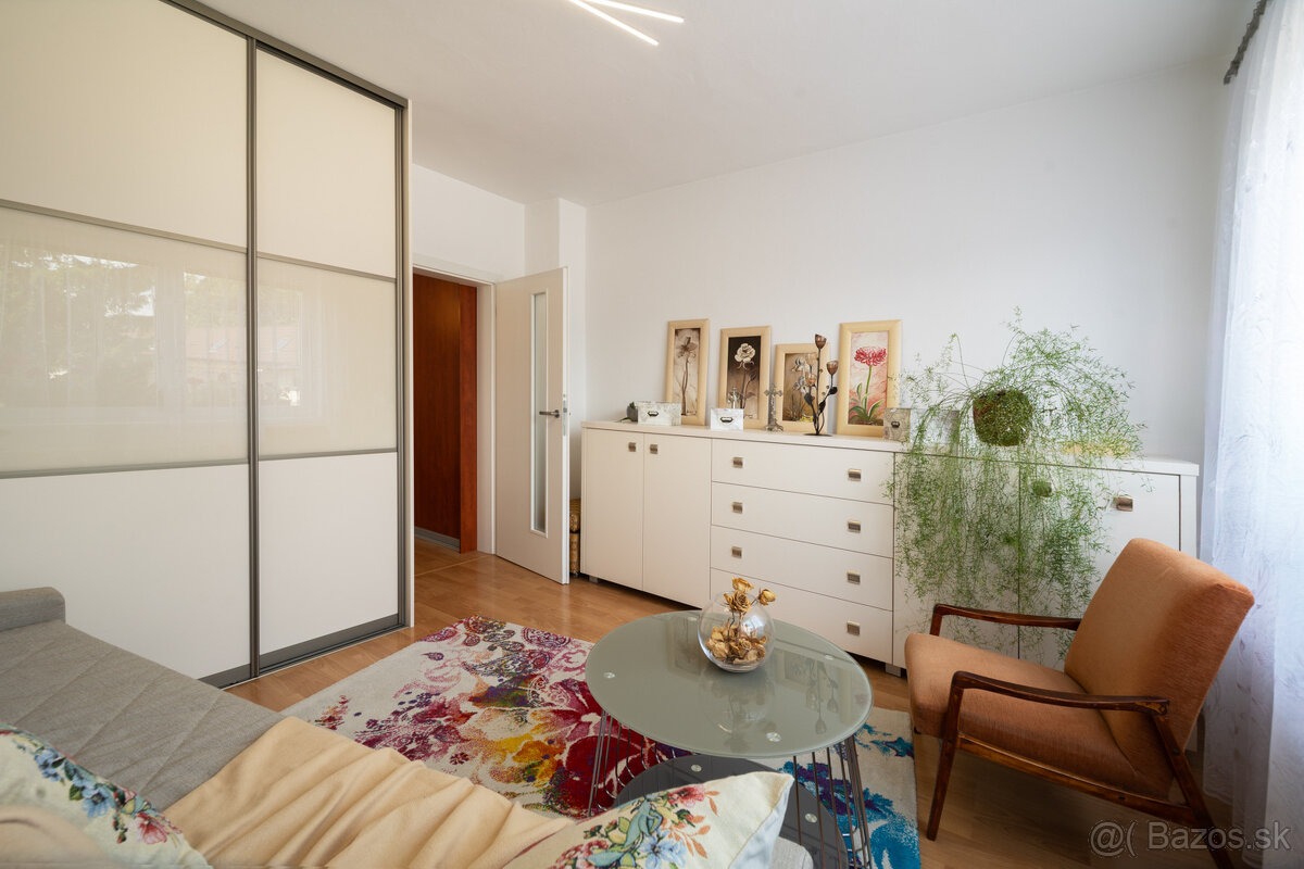 REZERVOVANÉ: Na predaj priestranný dom s veľkým pozemkom v P - 14