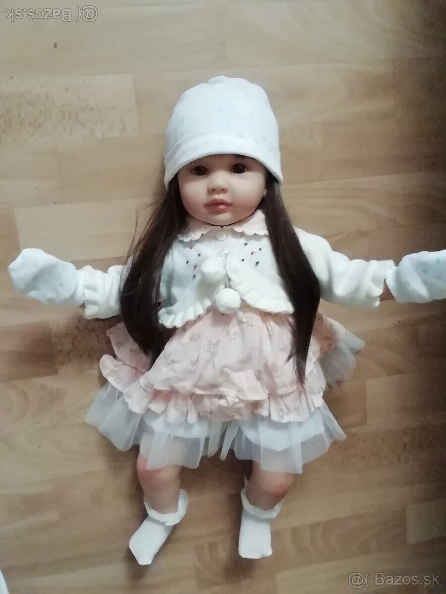 Realisticka babika v marhulkovych satach - 14