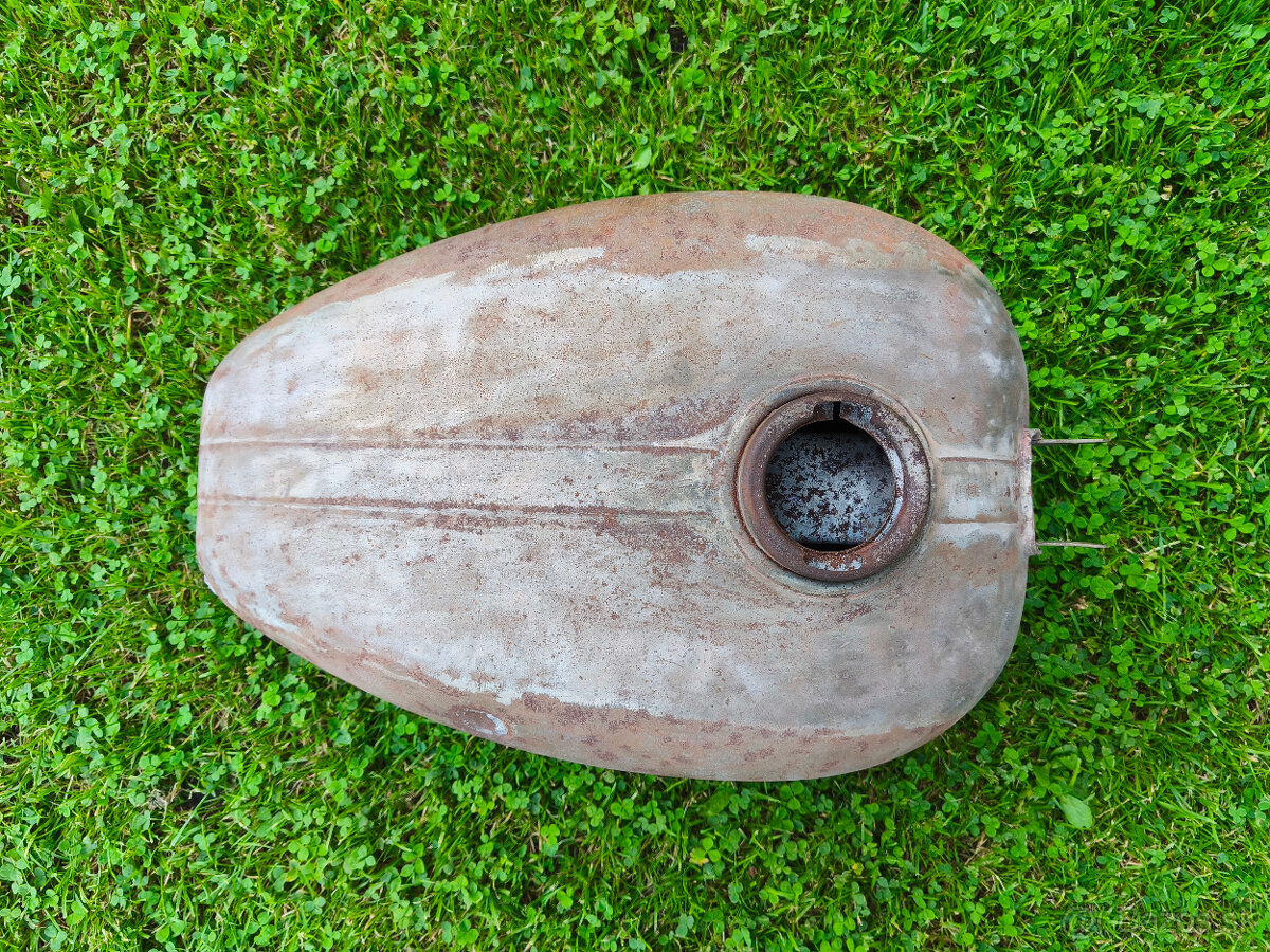 Jawa 250, 350 Kývačka, Panelka - nádrž - pěkná - 14