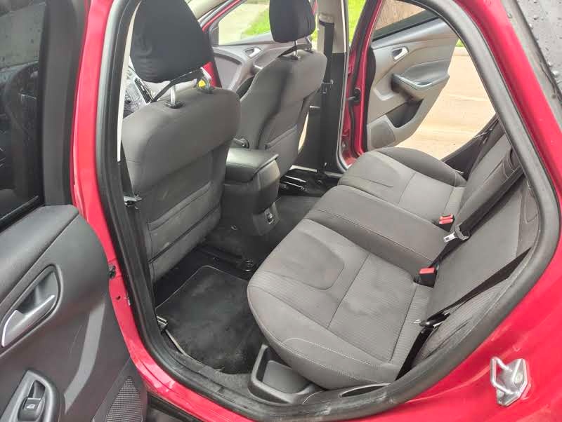 Surne predam Ford Focus 1.6 ecoboost benzin 2011 - 14