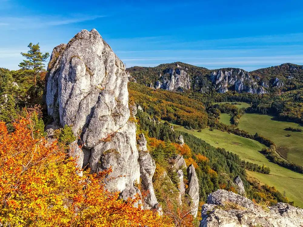 Chata s panoramatickým výhľadom na Súľovské skaly. - 14
