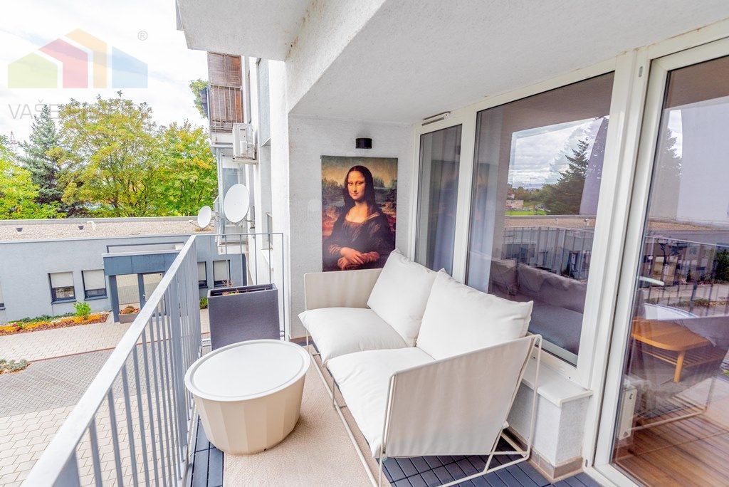 Na predaj luxusný 2-izbový byt s dvoma balkónmi, garážou a v - 14