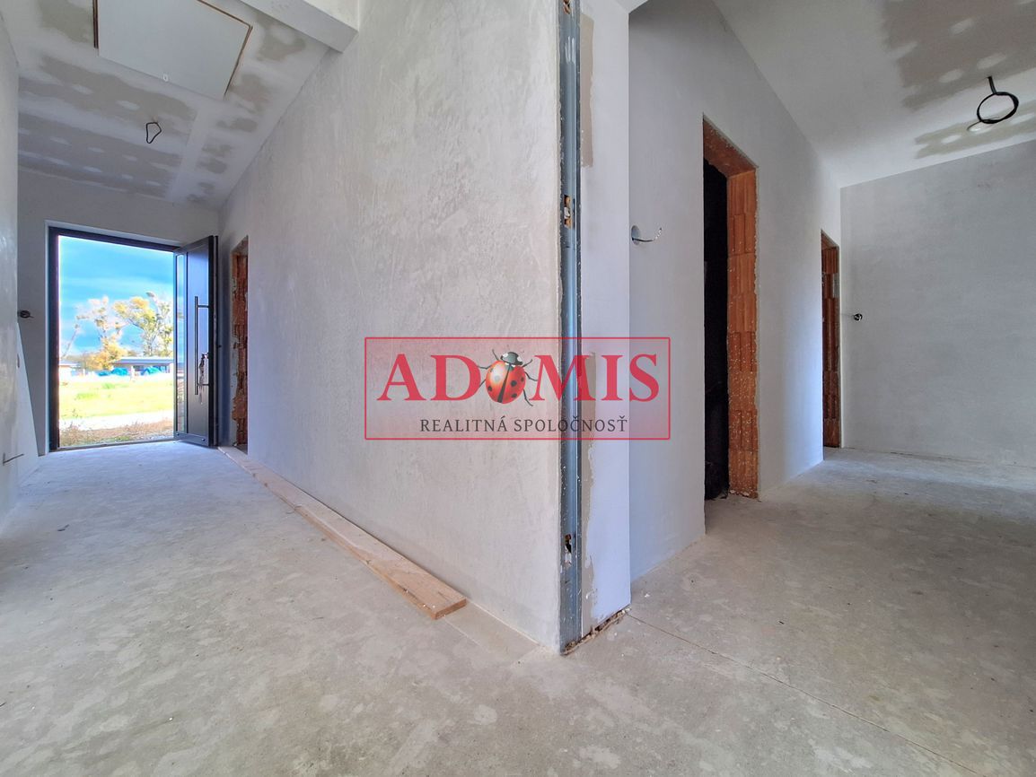 Na predaj bezbariérový bungalov Ruskov, 650m2, 3x kúpelňa,12 - 14