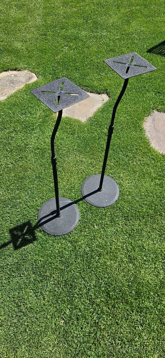 Stojany na mikrofóny, svetla, mix pulty, noty atď. - 14