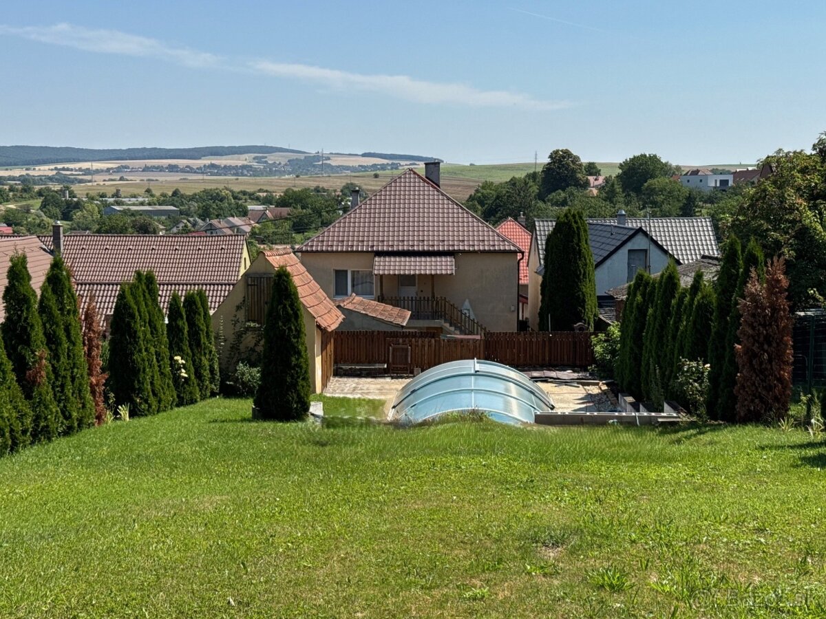 Veľký RD s bazénom v obci Petrova Ves - 2 samostatné bývania - 14