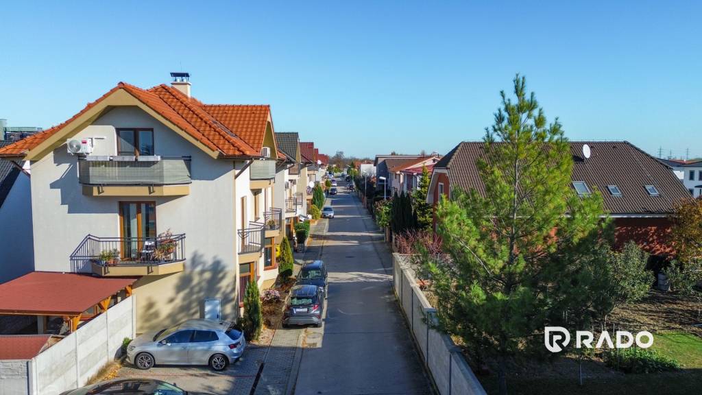 RADO | 3i byt v tehlovom dome so záhradou a parkovaním | Bis - 14