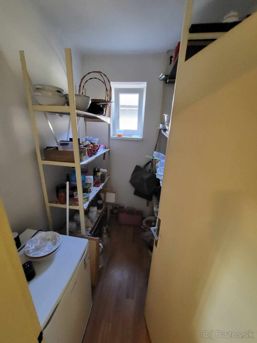 Tehlový 3 izbový rodinný dom v obci Bešeňov s veľkým pozemko - 14