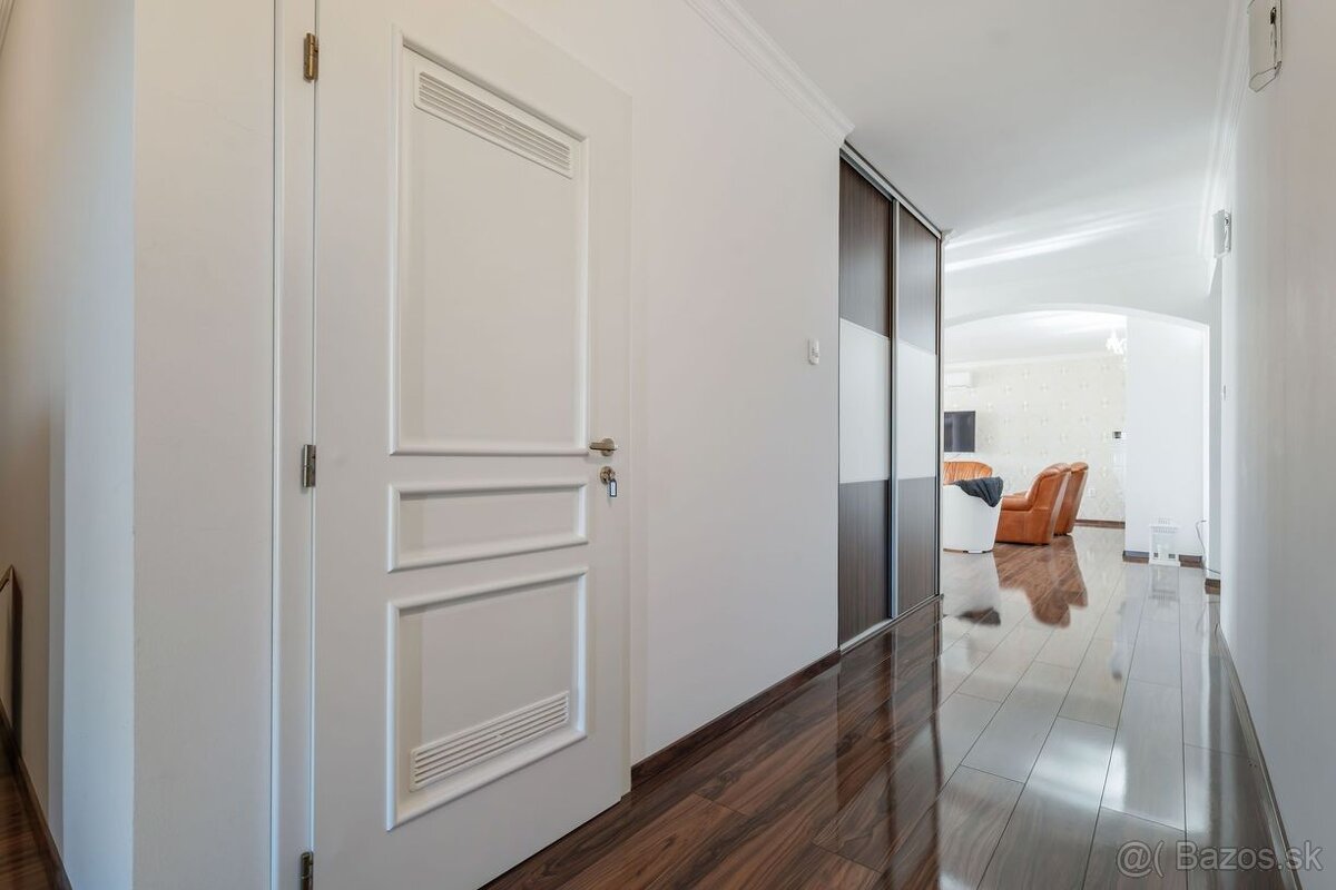 KOMÁROVCE - 4 IZBOVÝ RD 360 M2 SO SAUNOU, POZEMOK 3.629 M2 - 14