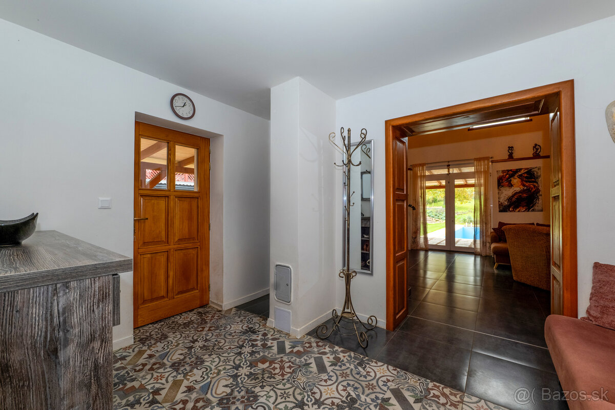 Zrekonštruovaný dom s bazénom a veľkým pozemkom | Podlipníky - 14
