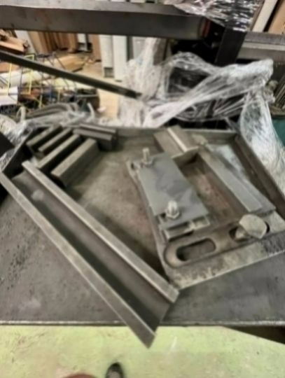 Hydraulický kombinovaný stroj 25 t Nelson použitý - 14