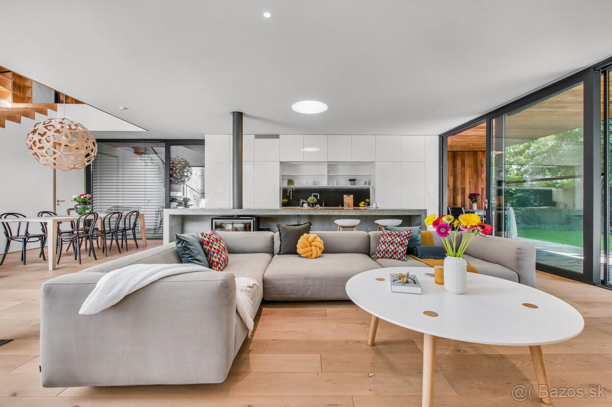 Moderný dom ukrytý za nenápadným vizuálom z ulice - 14