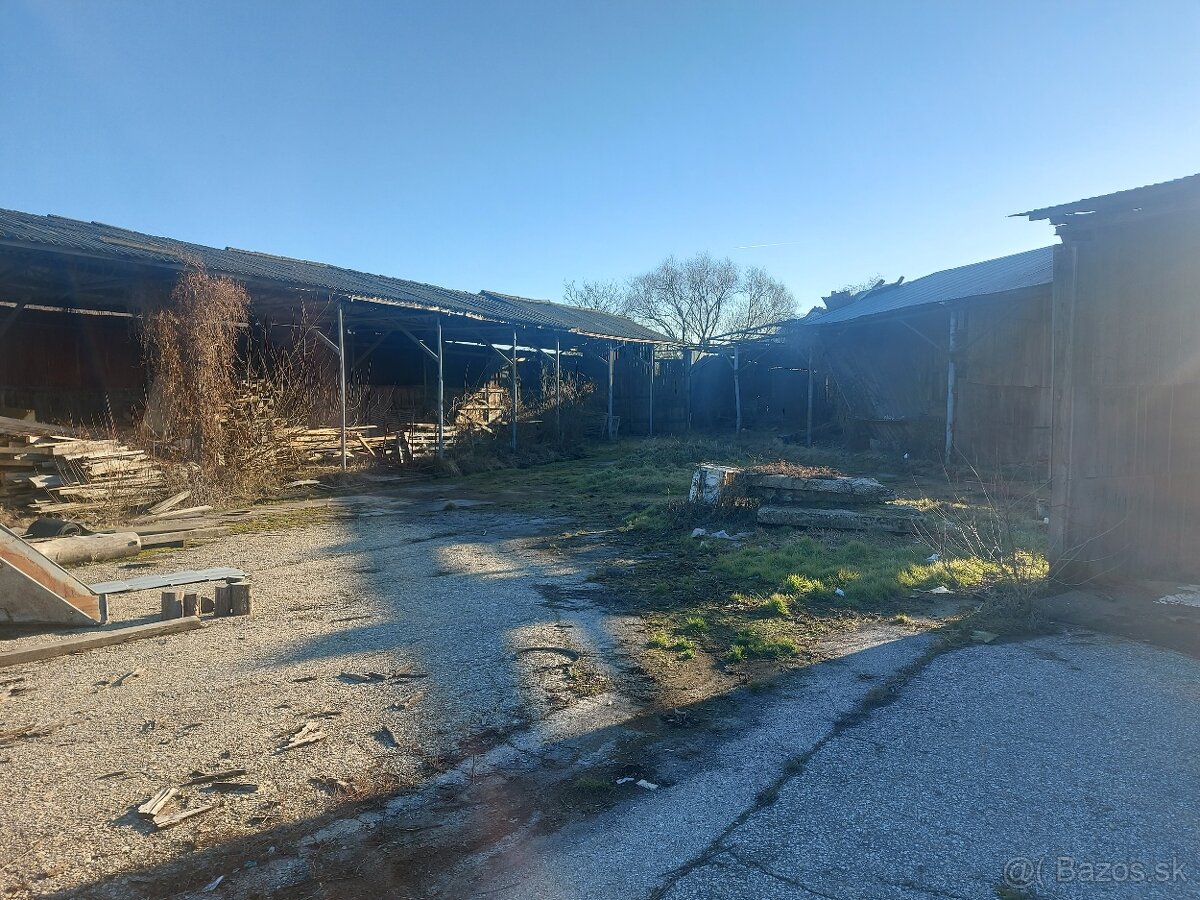 Predáma priemyselny pozemok so skladmi a budovami vo Svodíne - 14