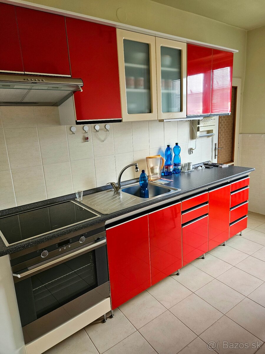 Väčší rodinný dom - garáže pre 4 autá - 14