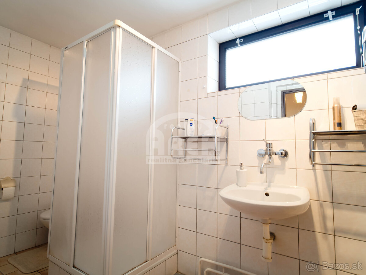 Dvojpodlažný rodinný dom v skvelej lokalite mesta Michalovce - 14