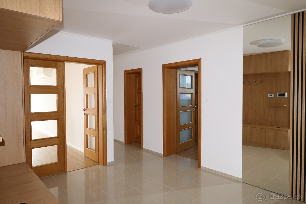 Prenajmeme 4 izb. byt v rodinnej vile na Kolibe. - 14
