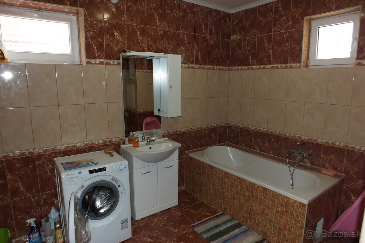 Priestranný 7 izbový rod. dom s bazénom v obci Kajal, okr.GA - 14