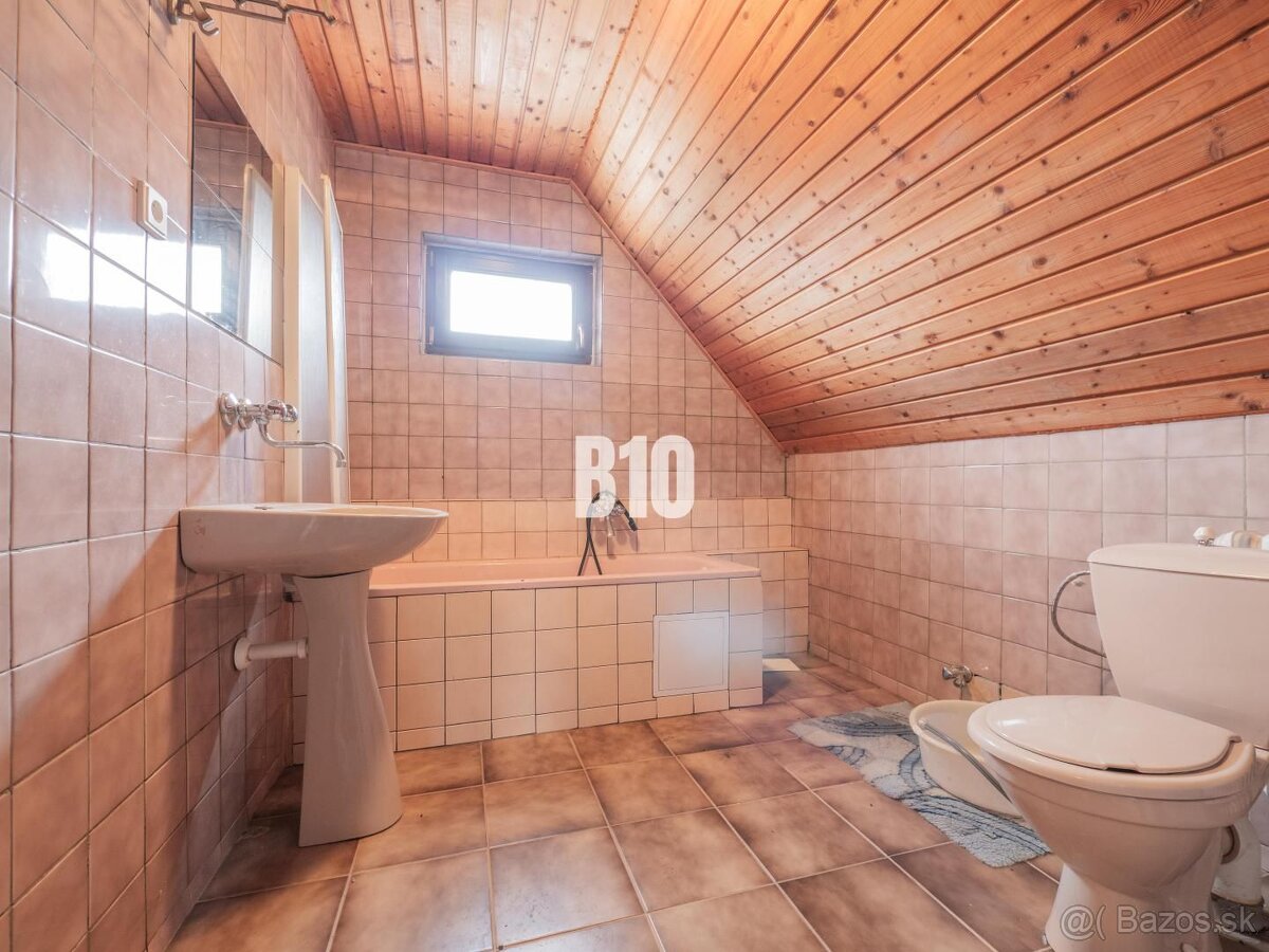 Priestranný rodinný dom s garážou na veľkom pozemku v obci V - 14