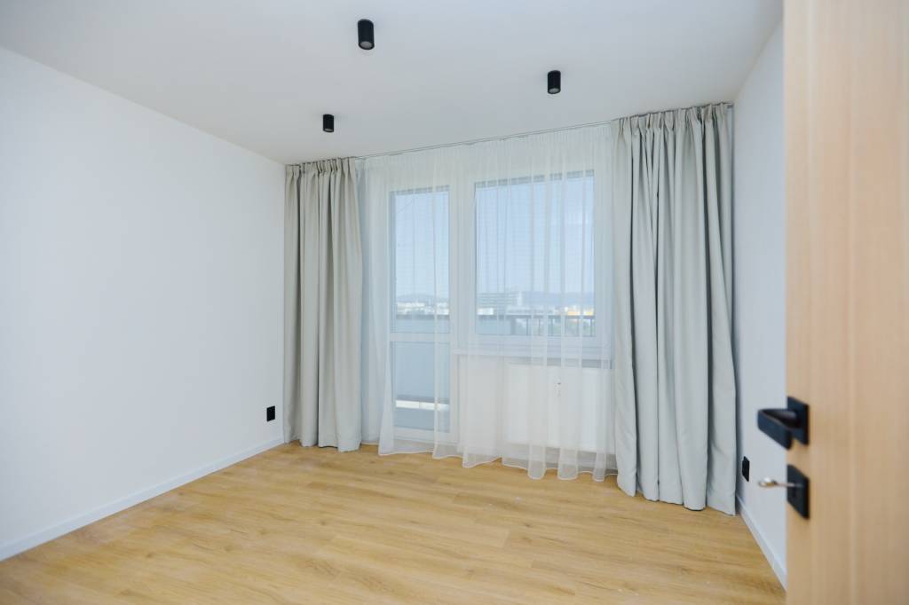 NOVOREKONŠTRUOVANÝ 4 - IZBOVÝ BYT , UL. HUMENSKÁ, TERASA - 14