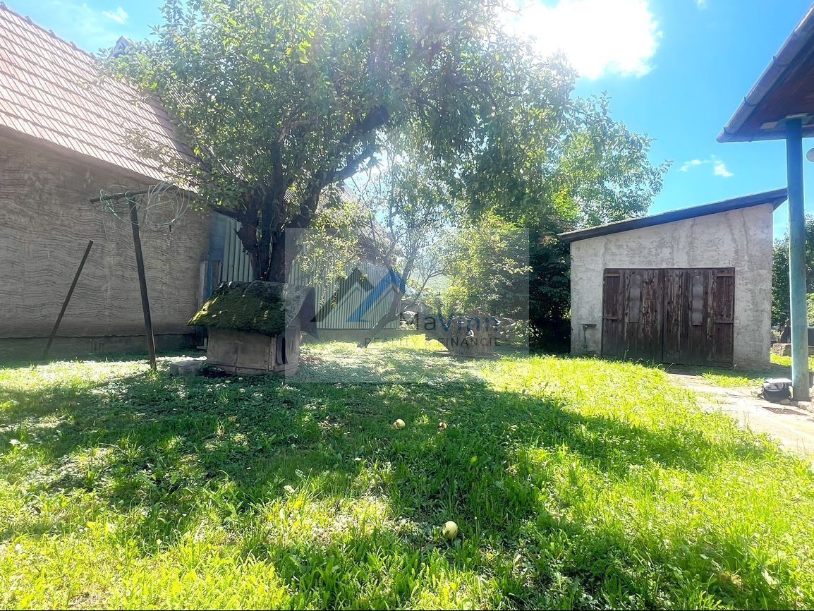 PREDAJ dom s garážou a pozem. v Oslany - 14