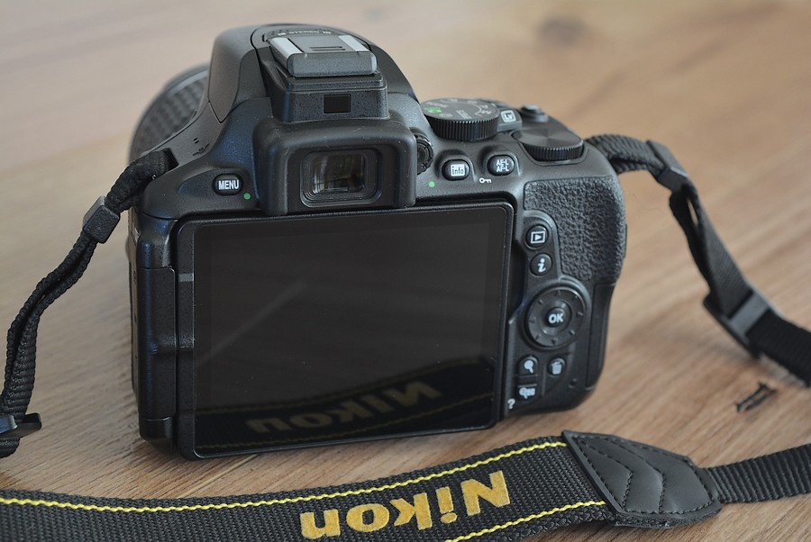 Nikon D5600 wifi BT - dotyk.dis. - VR objektiv AF-P 13tis.sn - 14