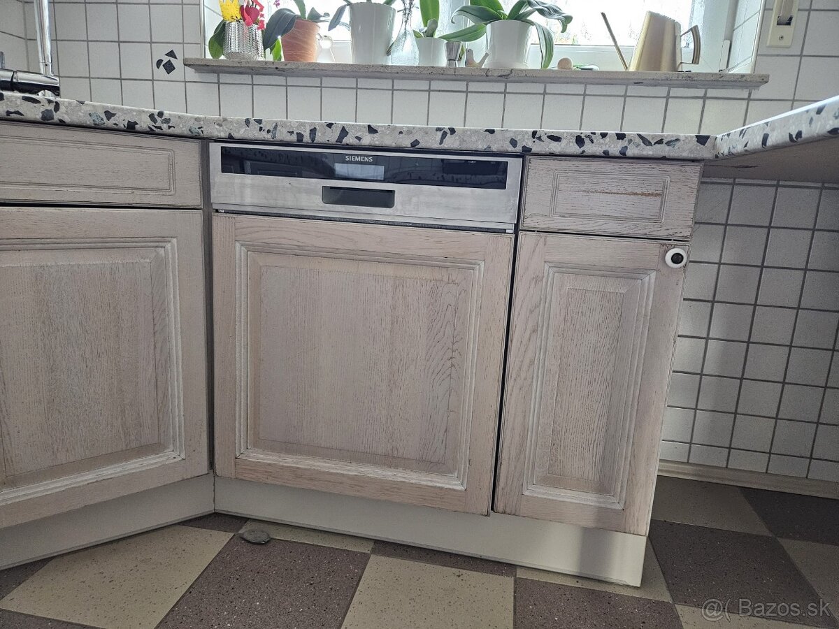 Masívna kuchynská linka z Nemecka so spotrebičmi - 14