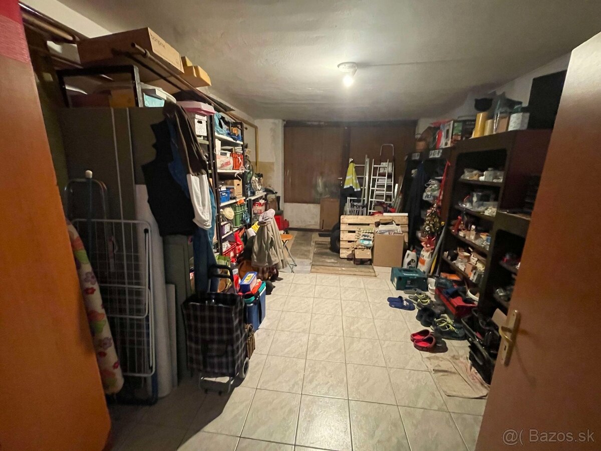 Rodinný dom 7-izbový na bývanie, podnikanie v obci Bystrička - 14